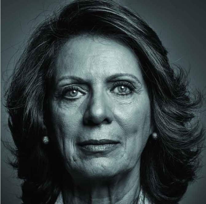 une photo en noir et blanc du visage d'une femme