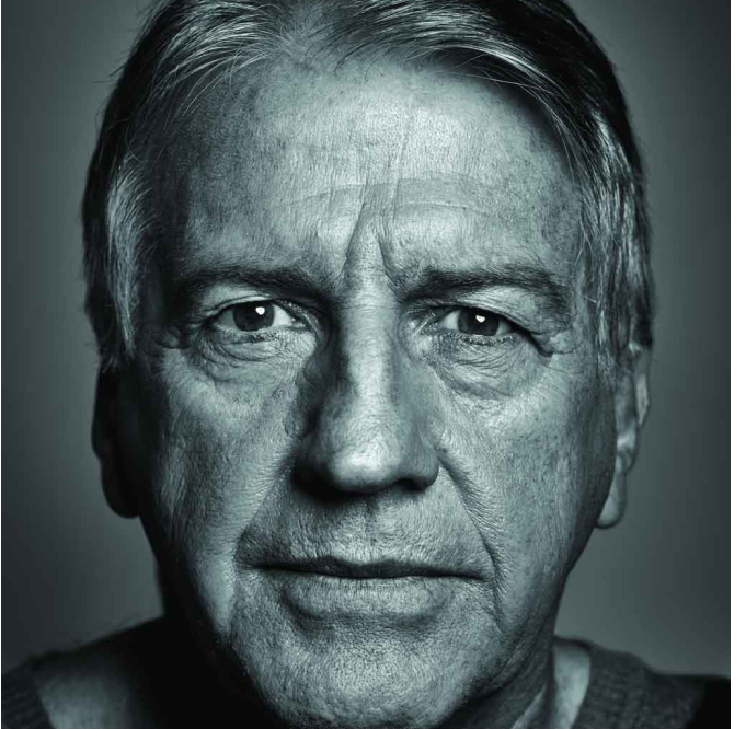 Une photo en noir et blanc du visage d’un homme