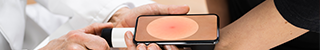 banniere d'un dermatologue observant le bras de son patient