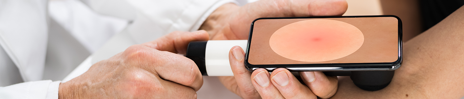 banniere d'un dermatologue observant le bras de son patient