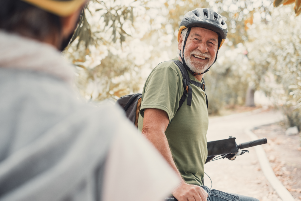 homme heureux de faire du vélo
