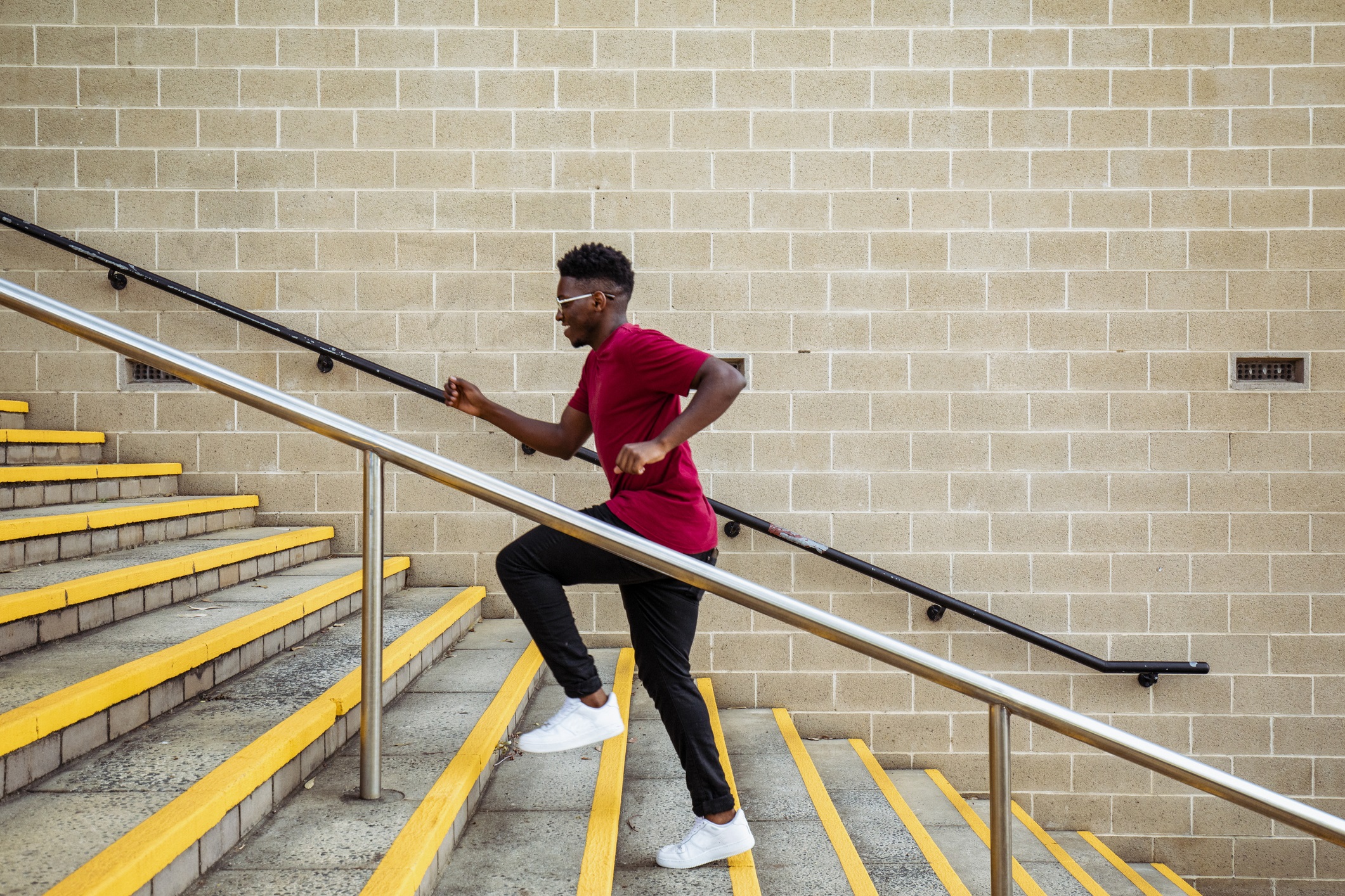 Homme qui monte les escaliers