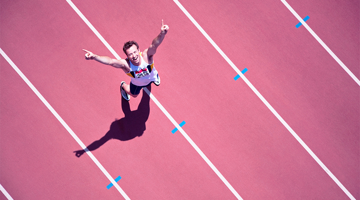 Un homme qui participe à une épreuve d'athlétisme.