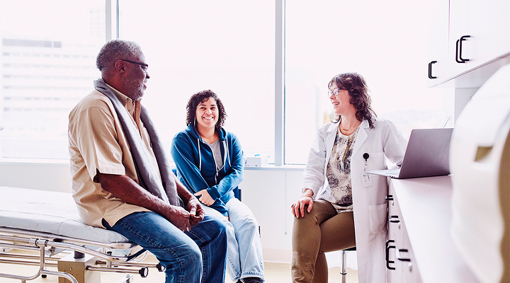Image de trois personnes durant une consultation en cours dans un cabinet de médecin.